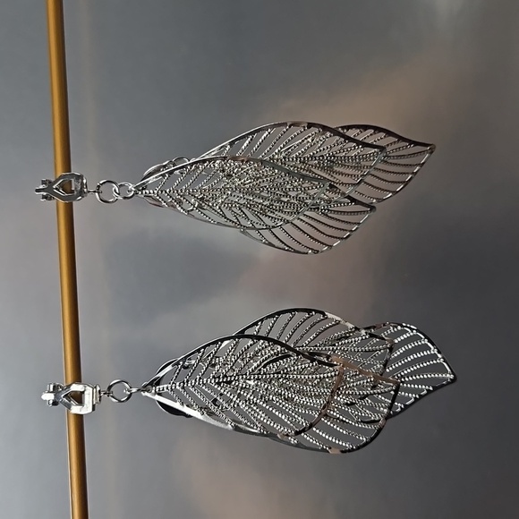 Silver Intricate Leaf Drop Clip On  Earrings Vtg Style - Picture 3 of 11